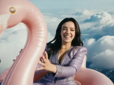 Pesem Take the Lead z umetno inteligenco ustvarjene Tilly Norwood je nastala s pomočjo UI-platforme Suno. F zajem zaslona