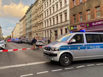 FILED - 15 October 2025, Berlin: A police emergency vehicle stands on a street in Berlin-Kreuzberg during a large-scale operation in 2025. Organized crime networks in Berlin are flying in recruits from abroad to carry out violent crimes and extortion, police chief Barbara Slowik Meisel told dpa on Saturday. Photo: Anja Mia Neumann/dpa