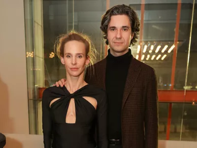 Manca Krnel v času, ko je bila &scaron;e z Luko Mesecem. Očitno ena najbolj zaželenih deklet s kulturno umetni&scaron;ke scene je zdaj z igralcem Jurijem Zrncem, pred tem je bila poročena s fotografom Sa&scaron;o Hessom 