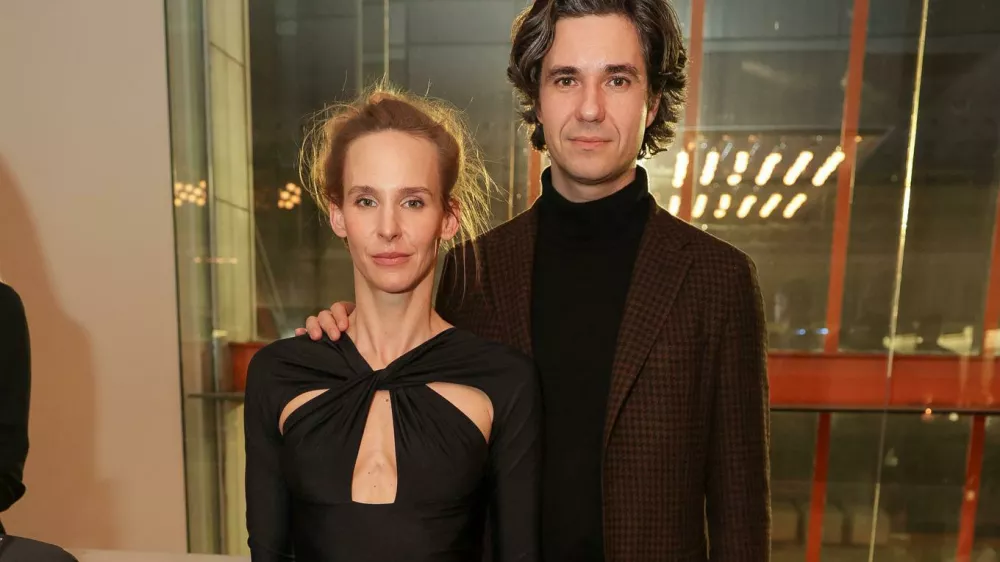 Manca Krnel v času, ko je bila &scaron;e z Luko Mesecem. Očitno ena najbolj zaželenih deklet s kulturno umetni&scaron;ke scene je zdaj z igralcem Jurijem Zrncem, pred tem je bila poročena s fotografom Sa&scaron;o Hessom 