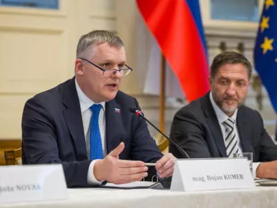 Ljubljana, vladna palaca.Pogovor s predstavniki gospodarstva in zupani v okviru regijskega vladnega obiska na obmocju Mestne obcine Ljubljana.Minister za finance Klemen Bostjancic in minister za okolje, podnebje in energijo Bojan Kumer.