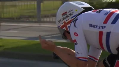 Eathan Hayter si je iz še nepojasnjenih razlogov privoščil nešportno potezo med samo dirko.