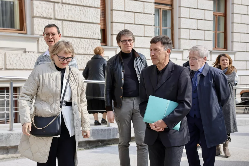 Sodba glede referenduma o pomoči pri samomoru predvidoma v 14 dneh