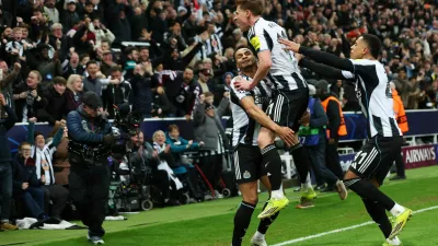 Soccer Football - UEFA Champions League - Round 16 - First Leg - Newcastle United v FC Barcelona - St James' Park, Newcastle, Britain - March 10, 2026 Newcastle United's Harvey Barnes celebrates scoring their first goal with teammates Action Images via Reuters/Craig Brough