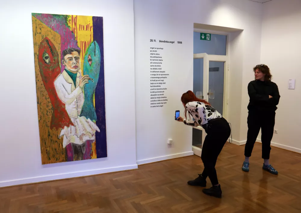 Velike slike, divje barve, igrivost in kritika