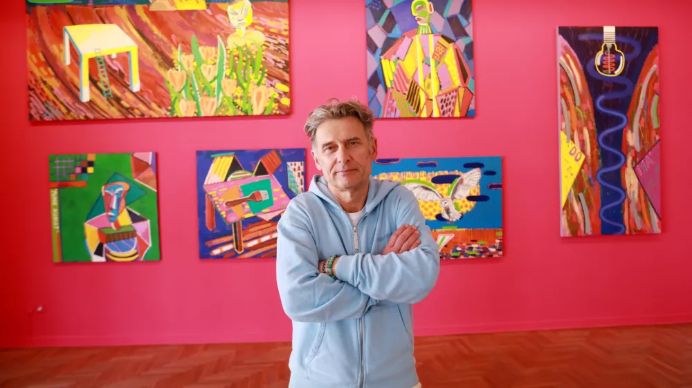 Velike slike, divje barve, igrivost in kritika