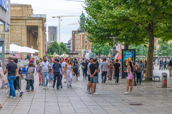 Stuttgart, Germany, July 12, 2024: crowd of people tourists walking down pedestrian street King K&Atilde;&para;nigstra&Atilde;e Koenigstrasse and Castle Square Schlossplatz in old town Stuttgart historic city center / Foto: Aliaksandr Antanovich Getty Images