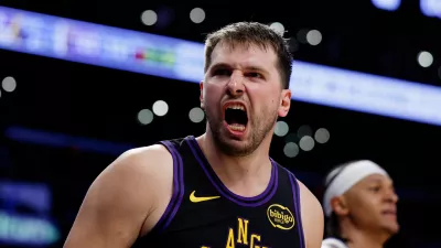 Los Angeles Lakers guard Luka Doncic (77) reacts after scoring during the second half of an NBA basketball game against the Orlando Magic, Tuesday, Feb. 24, 2026, in Los Angeles. (AP Photo/Caroline Brehman) / Foto: Caroline Brehman