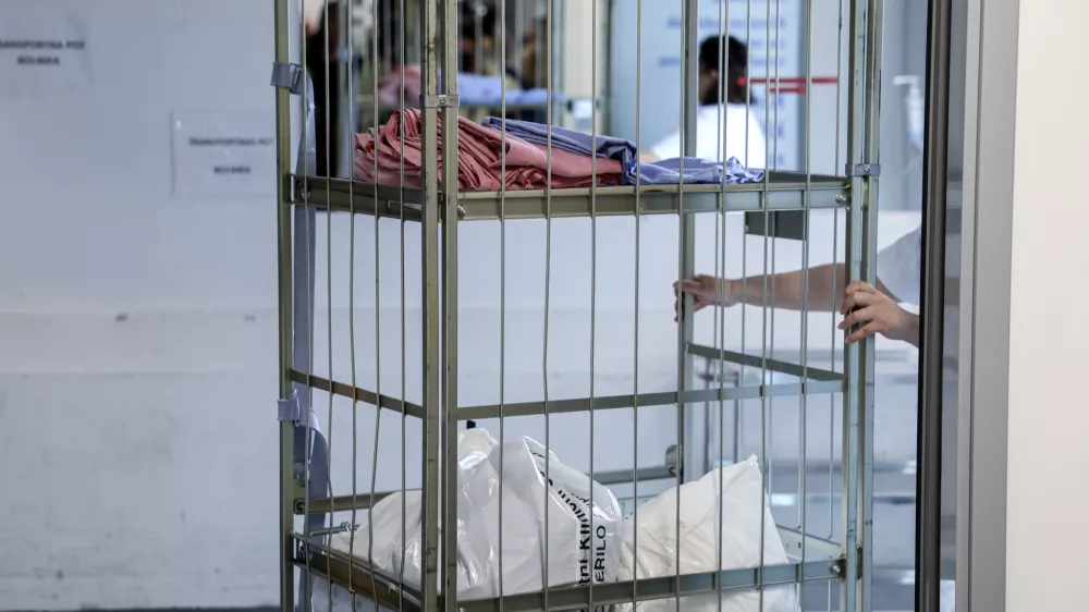 - simbolična fotografija - zdravstvo, zdravnik, medicinska sestra, medicinsko osebje, pacient, bolnica, bolni&scaron;nica- 12.03.2025 - ministrica za zdravje Valentina Prevolnik Rupel si je na delovnem obisku v Univerzitetnem kliničnem centru (UKC) ogledala tekoče investicije//FOTO: Jaka Gasar