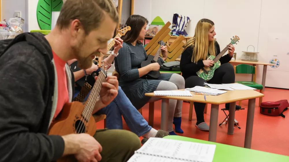 Havajski in&scaron;trument v ljubljanskem vrtcu