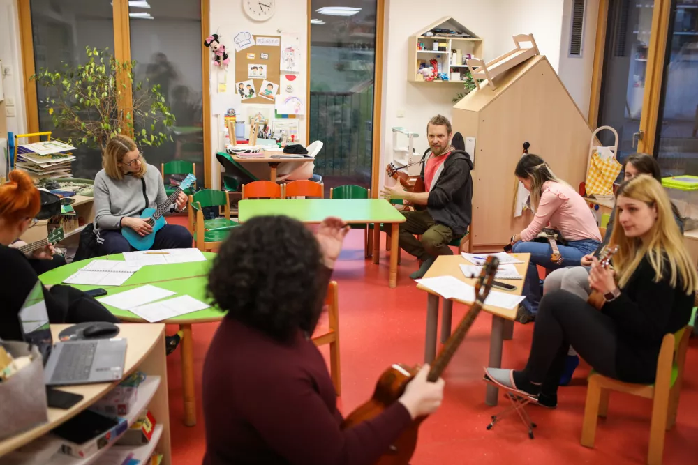 - 24.02.2026. Učna ura igranja na ukulele v vrtcu Malina v Ljubljani.//FOTO: Bojan Velikonja