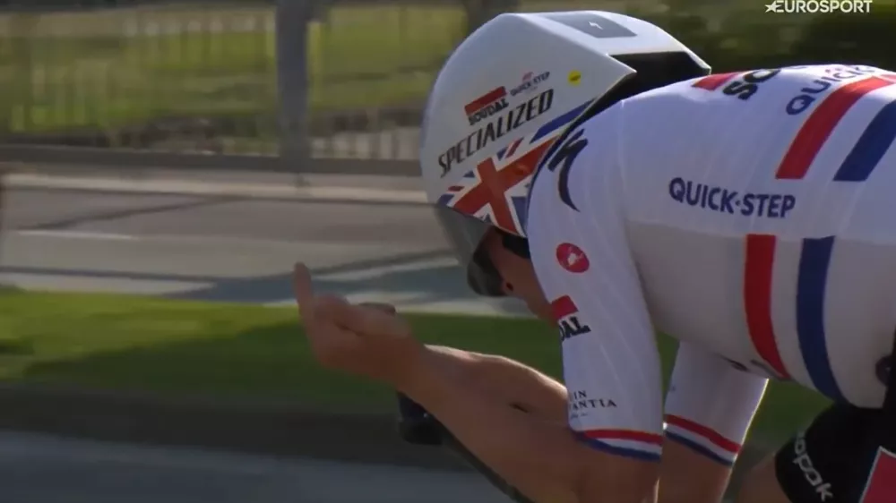 Eathan Hayter si je iz &scaron;e nepojasnjenih razlogov privo&scaron;čil ne&scaron;portno potezo med samo dirko.