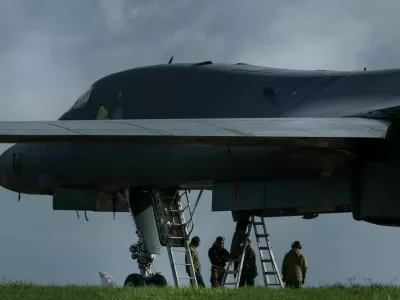 U.S. Airforce personnel (USAF) work beside a USAF B-1B bomber at RAF Fairford airbase, which is used by USAF personnel, amid the U.S.&ndash;Israeli conflict with Iran, in Fairford, Gloucestershire, Britain, March 11, 2026. REUTERS/Phil Noble / Foto: Phil Noble