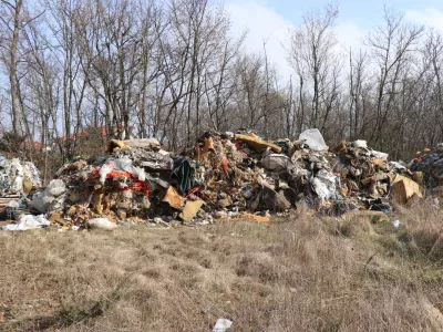 Odpadke so odvrgli v naravi, na zasebnem zemlji&scaron;ču na območju Divače. 