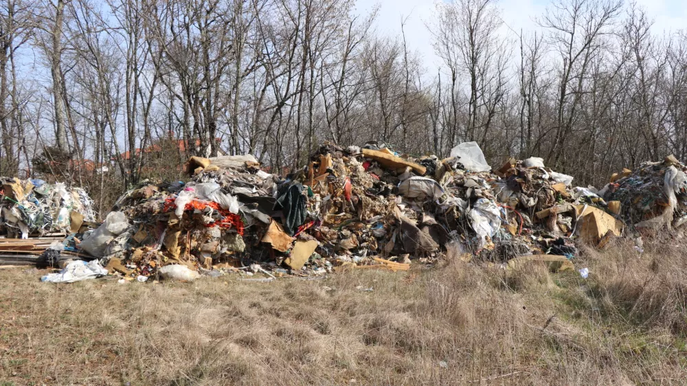 Odpadke so odvrgli v naravi, na zasebnem zemlji&scaron;ču na območju Divače. 