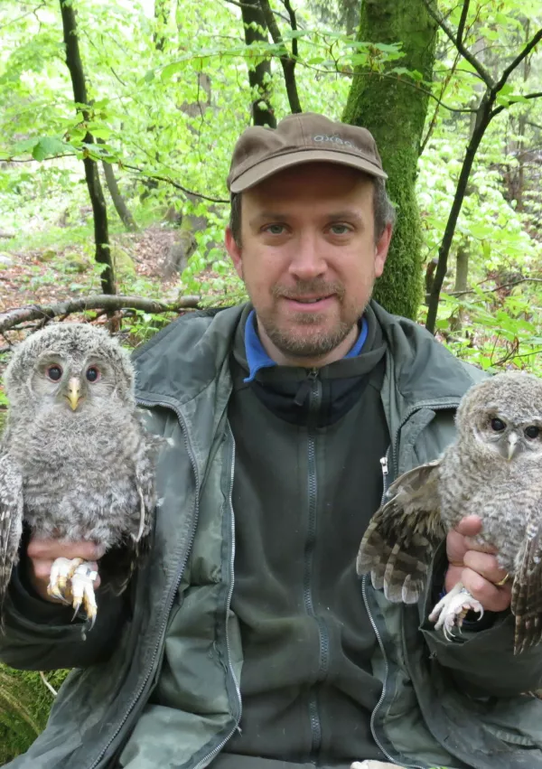 Doc. dr. Al Vrezec z lesno sovo in kozačo. / Foto: &Scaron;pela Ambrožič Ergaver