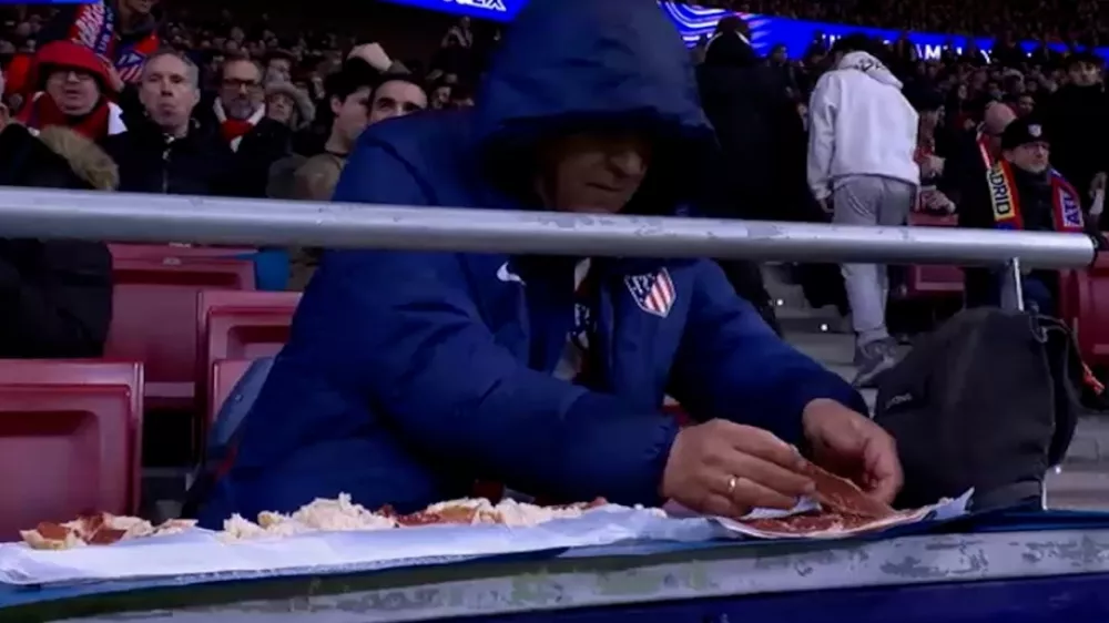 Navijač Atletica si je med tekmo pripravljal sendviče.