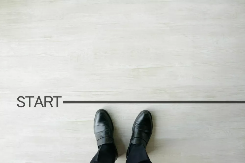 Business man standing of start line / Foto: Takasuu