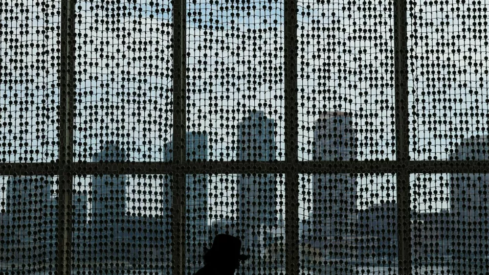 A man walks in silhouette past beaded windows in a hallway inside the United Nations headquarters in New York City, U.S., March 11, 2026. REUTERS/Shannon Stapleton   TPX IMAGES OF THE DAY / Foto: Shannon Stapleton