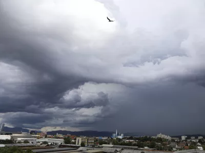 - 08.06.2023 - nevihtni oblaki nad Ljubljano, nevihta, dež, oranžni alarm. močnej&scaron;i naliv, neurje //FOTO: Luka Cjuha