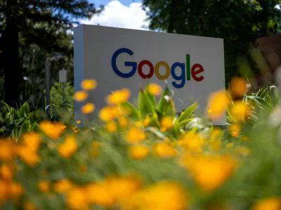 FILE PHOTO: A Google logo is seen at a company research facility in Mountain View, California, U.S., May 13, 2025. REUTERS/Carlos Barria/File Photo/File Photo