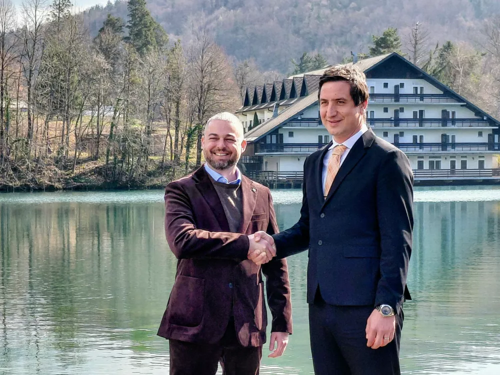 Hotel in grad naj bi tokrat res obnovili