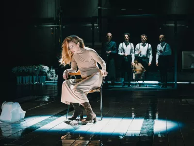 Močna vsebina &ndash; povprečna izvedba