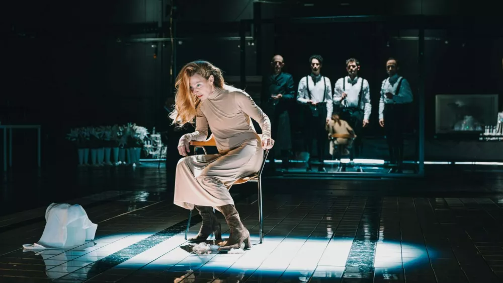 Močna vsebina &ndash; povprečna izvedba