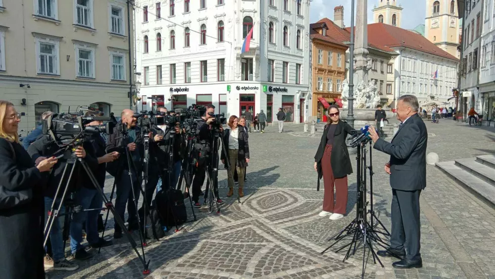 Zoran Janković, župan MOL in novinarji pred mestno hi&scaron;o. Izjava. 