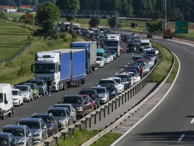 - prometni zastoj - zaprta avtocesta med Brnikom in &Scaron;martnim - kolona - 09.06.2017 - Gorenjska avtocesta - prometna nesreča pri počivali&scaron;ču Povodje proti Ljubljani v kateri sta bila udeležena osebno vozilo in motorist, ki je na kraju nesreče umrl..   //FOTO: Luka Cjuha