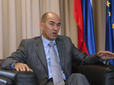 Janez Jan&scaron;a, obramboslovec, politik, od decembra 2004 predsednik vlade RS, od maja 1993 predsednik stranke SDS - Slovenska demokratska stranka- maja 1988 aretiran - proces proti četverici JBTZ- aprila 1990 do 1991 poslanec SDZ - Slovenske demokratične zveze - 1992 poslanec SDS - Socialdemokratska stranka Slovenije- od maja 1993 do 2001 predsednik SDS - Socialdemokratska stranka Slovenije - leta 2002 se je SDS - Socialdemokratska stranka Slovenije preimenovala v Slovensko demokratsko stranko.- od maja 1990 do marca 1994 minister za obrambo - razre&scaron;en zaradi afere Depala vas,//FOTO: Tomaž SkaleOPOMBA: ZA OBJAVO V PRILOGI &ndash; DNEVNIKOV OBJEKTIV - INTERVJU