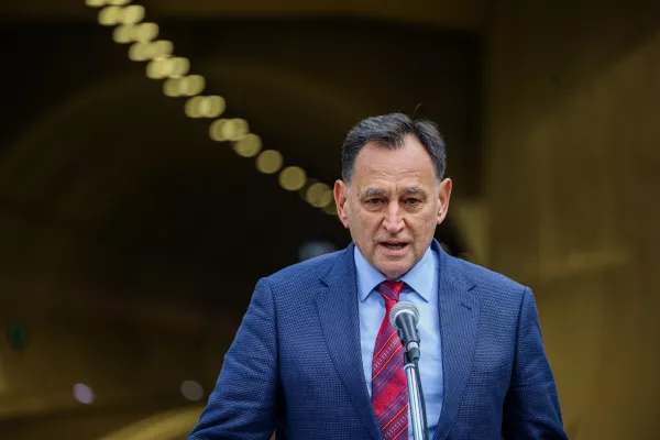 Velenje, predor Kronovo.Dogodek ob zakljucenih delih na dveh sklopih hitre ceste iz Velenja na Korosko ter ob uradni predaji prometu novozgrajene navezovalne ceste s predorom Konovo, udelezila sta se ga tudi premier Robert Golob in ministrica za infrastrukturo Alenka Bratusek.