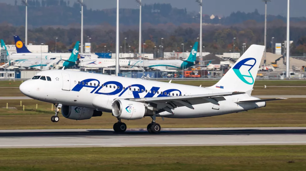 Nekoč so letala slovenskega prevoznika ponosno stala ob drugih iz celega sveta. / Foto: Istock