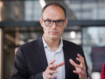 Ljubljana, sedez Gibanja Svoboda.Sestanek predsednika Gibanja Svoboda Roberta Goloba s predstavniki list oz. strank, ki so bile na volitvah izvoljene v parlament.Izjava predsednika Demokratov Anzeta Logarja ob odhodu.