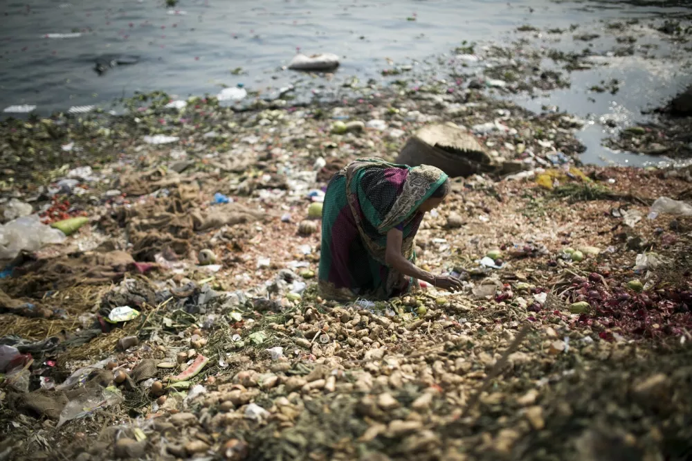 March 21, 2018 - Dhaka, Bangladesh - An women collect usable vegetable from waste near Buriganga river in Dhaka, Bangladesh on March 21, 2018.,Image: 366544581, License: Rights-managed, Restrictions: * France Rights OUT *, Model Release: no