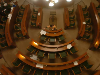 bojkot seje mestni svet - MOL, mestni svetniki bojkotirali sejo - prazna sejna dvorana, //FOTO: Jaka AdamičOPOMBA: ZA OBJAVO V ČASOPISU DNEVNIK