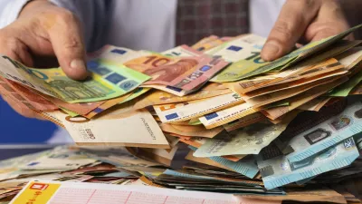 Lottogewinner mit Lottoschein, Eurojackpot-Schein und Bargeld. Rund 100 Lottomillion&auml;re gibt es jedes Jahr in Deutschland. Trotz dieser scheinbar guten Erfolgsaussichten sind die Gewinnchancen in Wahrheit minimal, ein Sechser, vielleicht sogar mit Superzahl und somit der Jackpot-Gewinn, also eher unwahrscheinlich. Symbolfoto, Themenmfoto *** Lottery winner with lottery ticket, Eurojackpot ticket and cash There are around 100 lottery millionaires in Germany every year Despite these seemingly good chances of success, the chances of winning are actually minimal, so a six, perhaps even with a super number and thus winning the jackpot, is rather unlikely Symbol photo, theme photo Foto:xB.xSchubertx/xFuturexImagex lottogewinn_4003,Image: 928121809, License: Rights-managed, Restrictions: imago is entitled to issue a simple usage license at the time of provision. Personality and trademark rights as well as copyright laws regarding art-works shown must be observed. Commercial use at your own risk., Model Release: no