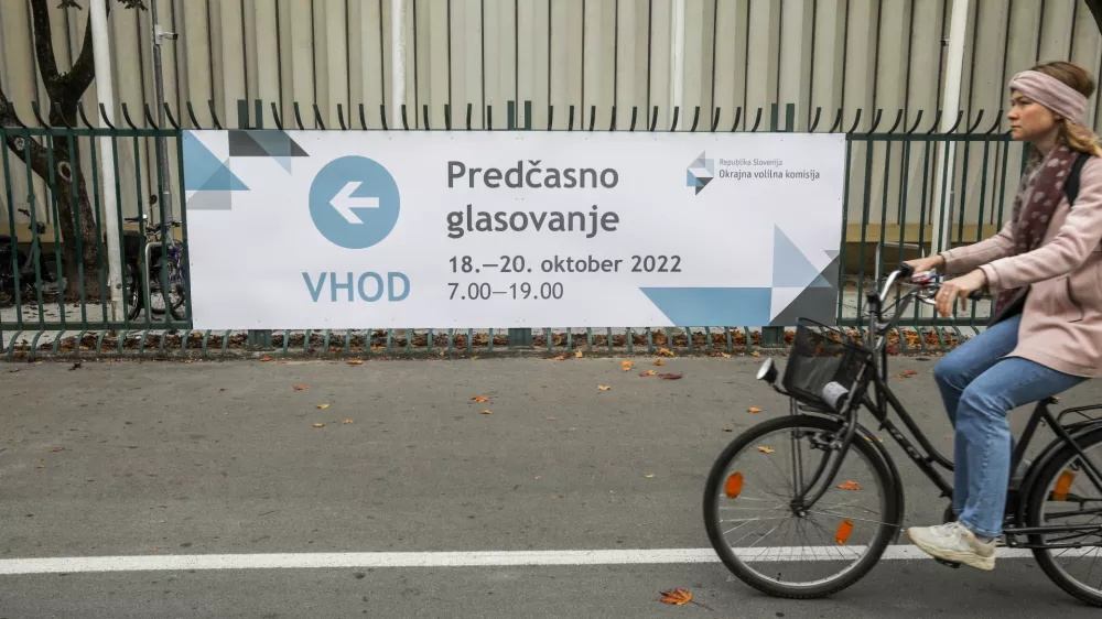 predčasno glasovanje za predsednika republike Slovenije - - 18.10.2022 &ndash; Predsedni&scaron;ke volitve 2022 - sedme volitve za petega predsednika republike v samostojni Sloveniji &ndash; volilci so volili med sedmimi kandidati &ndash; Milanom Brglezom, Janezom Ciglerjem Kraljem, Anžetom Logarjem, Nata&scaron;o Pirc Musar, Vladimirjem Prebiličem in Sabino Senčar //FOTO: Luka Cjuha