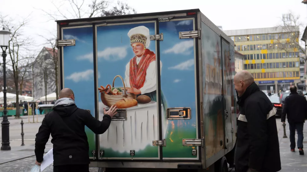 29.01.2021- Simolična fotografija-prevoz mesa, motiv narodne no&scaron;e, meso Slovenskega porekla, dostavaFoto: Tomaž Skale / Foto: Tomaž Skale