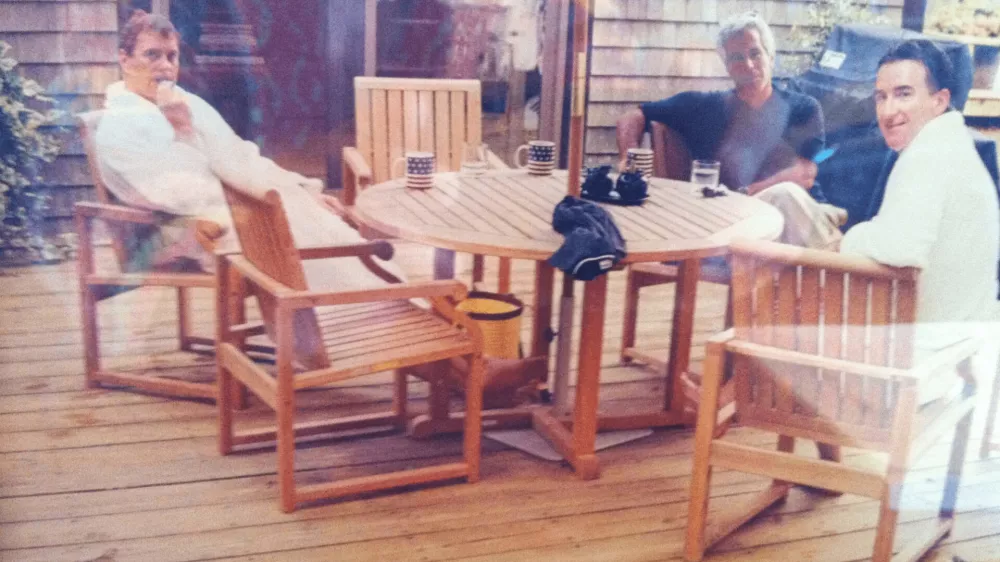 This undated photo released by the U.S. Department of Justice, shows Jeffrey Epstein, center, sitting with Andrew Mountbatten-Windsor and Peter Mandelson. (U.S. Department of Justice via AP) / Foto: 