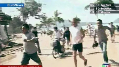 Mnogi so se posku&scaron;ali na varno umakniti prepozno. Posnetek prikazuje paniko pred prihodom vala.  / Foto: Profimedia