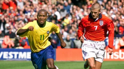 Ze Roberto ob Davidu Beckhamu leta 2000. / Foto: Profimedia