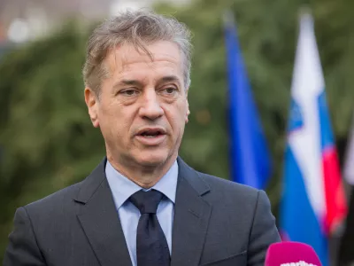 Maribor, UKC Maribor.Odkritje temeljnega kamna nadomestne novogradnje stavbe oddelka za infekcijske bolezni in vrocinska stanja UKC Maribor.Predsednik vlade Robert Golob.