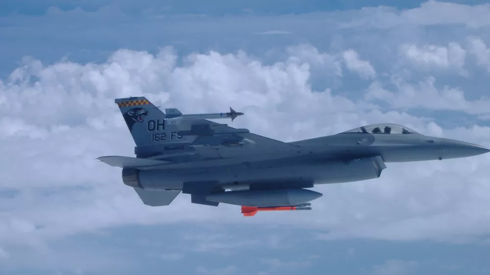 ZDA, Dayton.Bojno letalo F-16 med poletom.