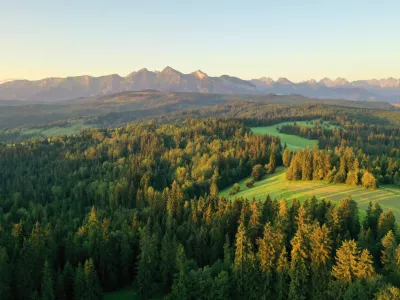 Naravne ovire so težko prehodne. V ozadju so Tatre. / Foto: Istock