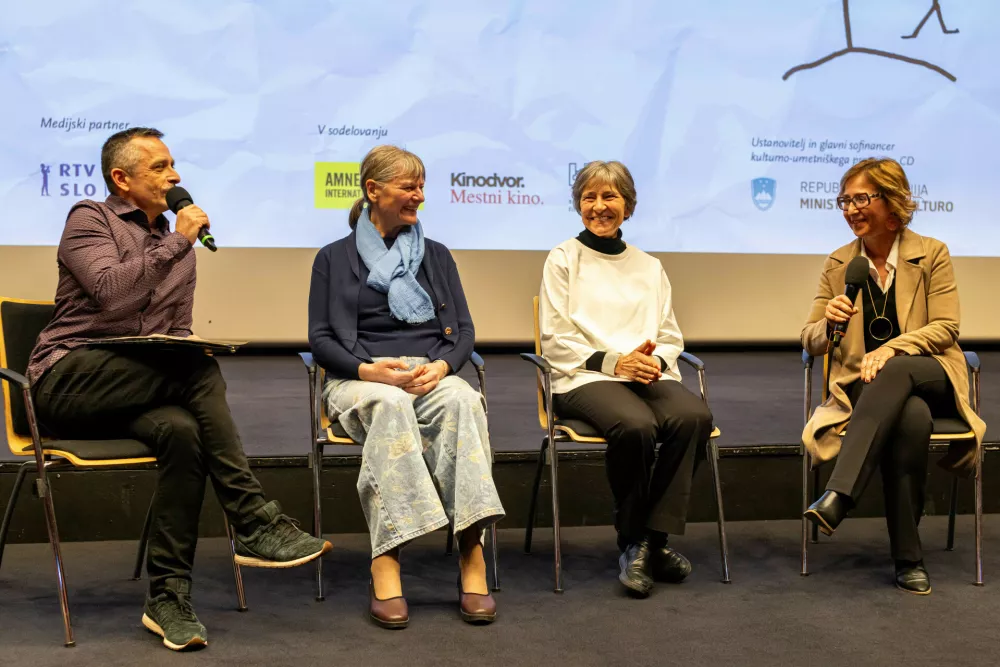 Na fotki od leve proti desni: moderator Damijan Vinter, nekdanji redovnici in protagonistki filma Mirjam Kovač in Gloria Branciani ter režiserka filma Lorena Luciano. Foto: Kristina Bursać.
