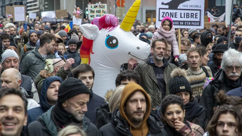 19 December 2021, Belgium, Brussels: People take part in a protest against coronavirus restrictions. Photo: Nicolas Maeterlinck/BELGA/dpa