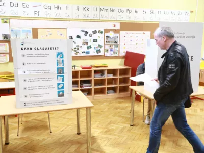 Maribot - volitve v Državni zbor 2022 - parlamentarne volitve - voli&scaron;če osnovna &scaron;ola Franc Rozman Stane - volilci - volilna skrinjica