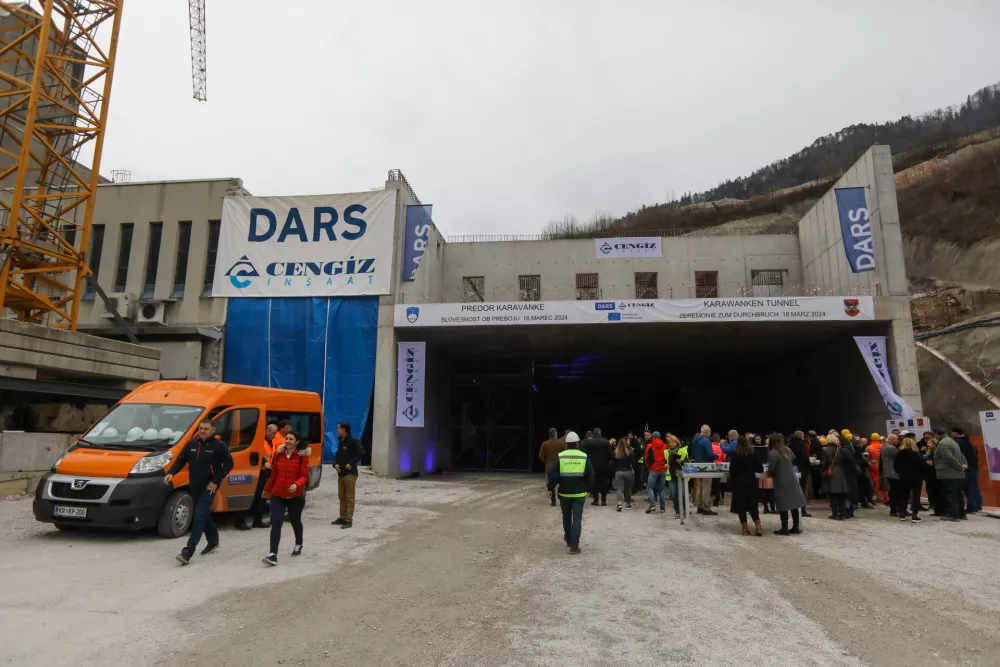 18.3.2024 - predor Karavanke - dogodek ob preboju vzhodne cevi avtocestnega predora Karavanke, nagovor bo imel predsednik vlade Robert Golob, dogodka se bo udeležila tudi ministrica za infrastrukturo Alenka Bratu&scaron;ekFoto: Luka Cjuha