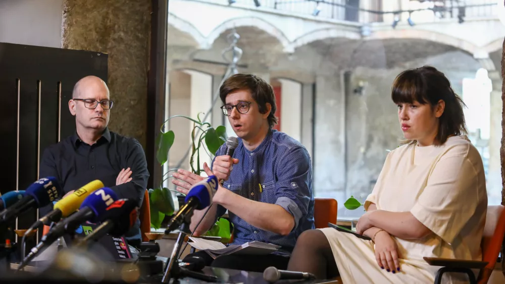 Borut Mekina novinar Mladina, Filip Dobranić in Nika Kovač 8 marec16.3.2026 - poročilo o dejavnosti tuje obve&scaron;čevalne agencije v Sloveniji pred parlamentarnimi volitvami.Na tiskovni konferenci bodo poročilo prestavili Nika Kovač iz In&scaron;tituta 8. marec, Borut Mekina, novinar Mladine, Filip Dobranić, raziskovalec socialnih omrežij, in Achiya Schatz, komunikacijski strokovnjak za digitalno manipulacijoFoto: Luka Cjuha